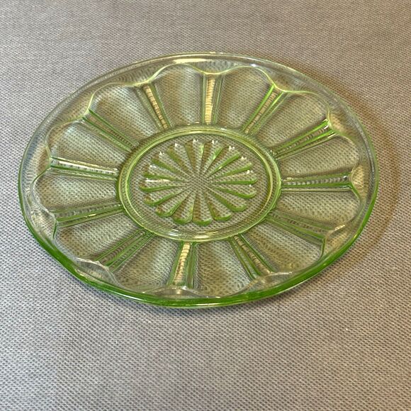 Vintage Anchor Hocking Depression Glass Colonial Design 6” Plates Uranium Glass - Picture 3 of 6